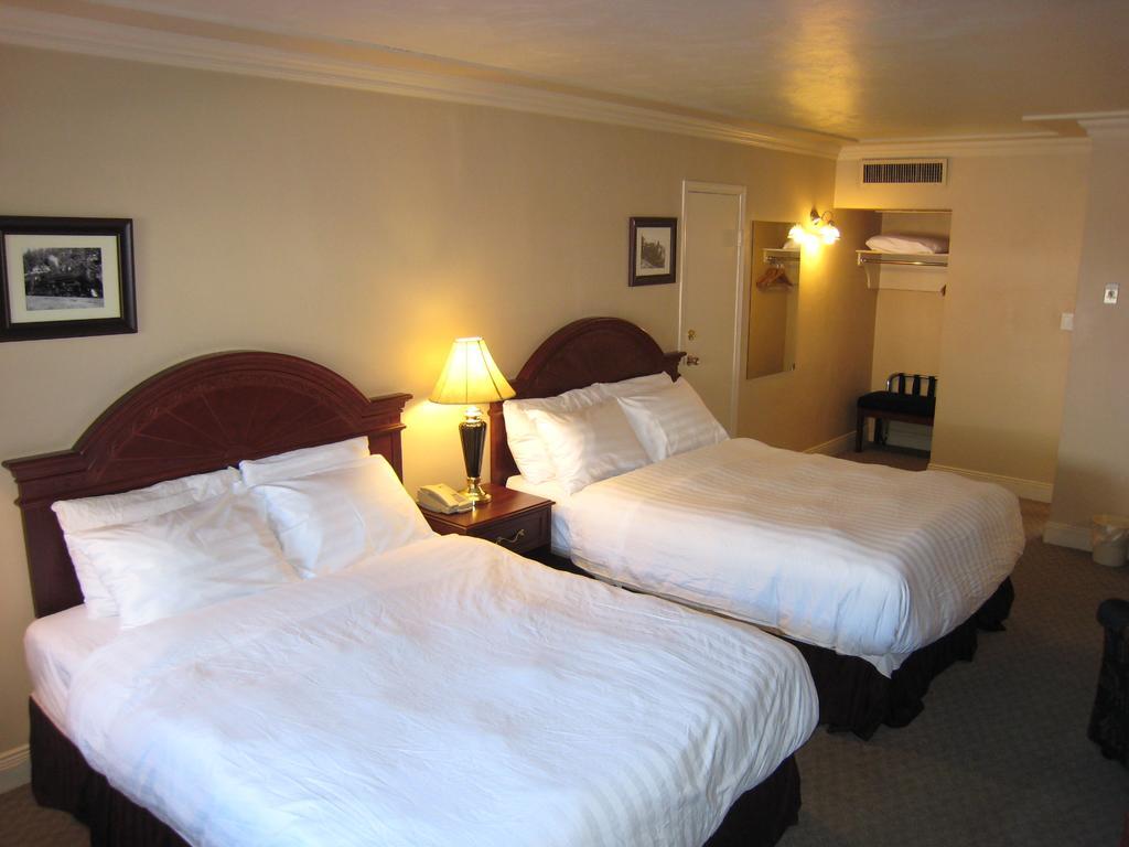 Revelstoke Lodge מראה חיצוני תמונה
